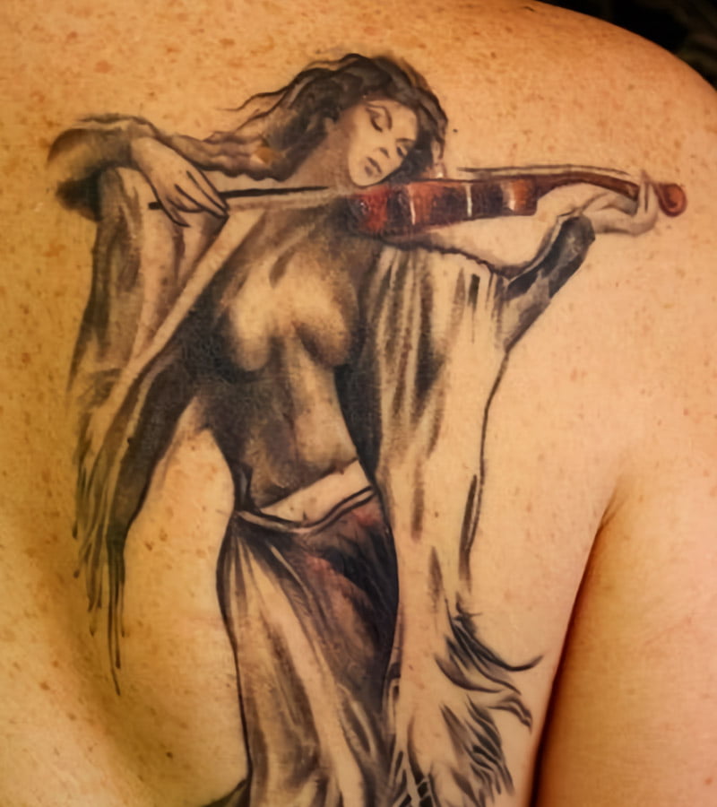 tatuajes de violin para mujeres 21