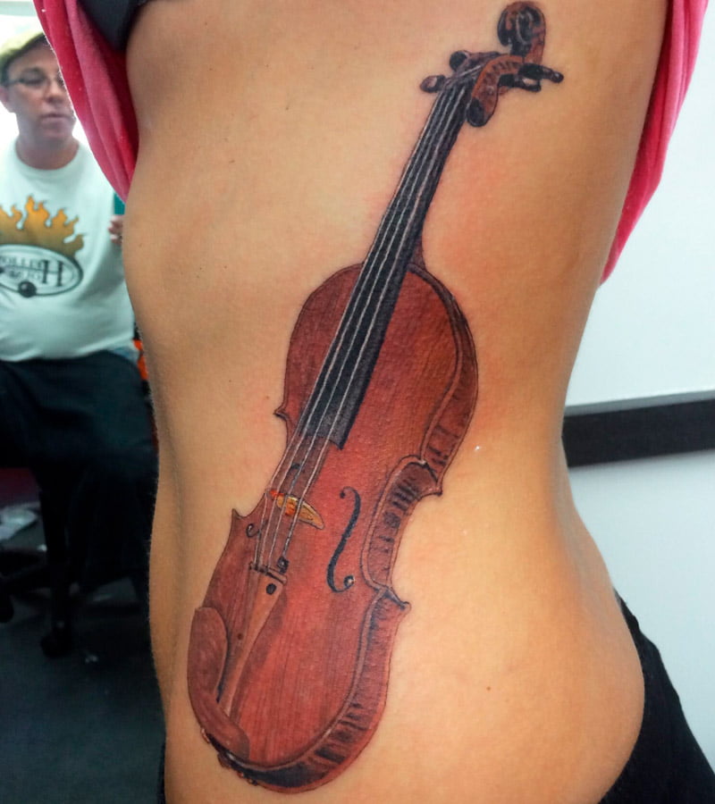 tatuajes de violin para mujeres 7