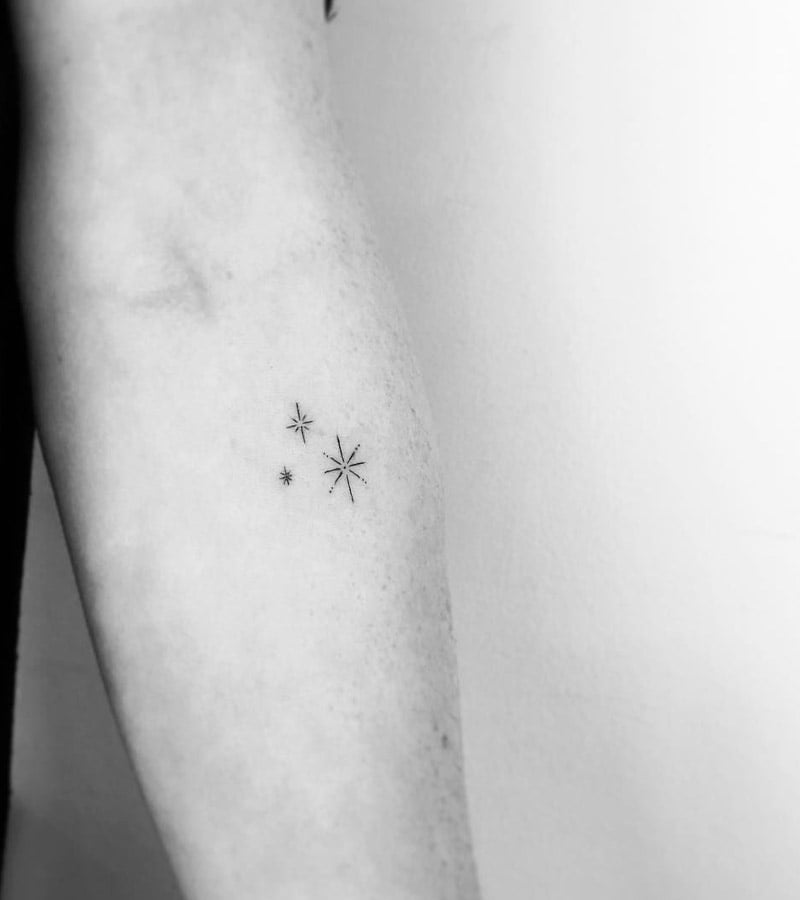 tatuajes minimalistas de estrellas 11