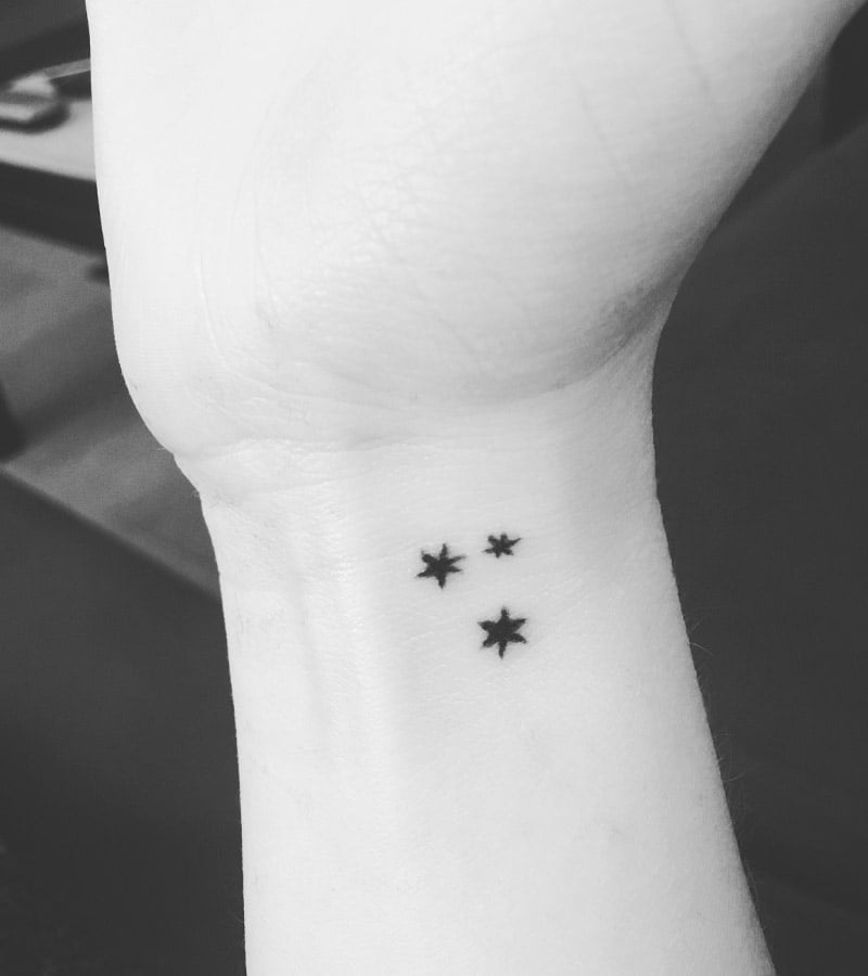 tatuajes minimalistas de estrellas 8
