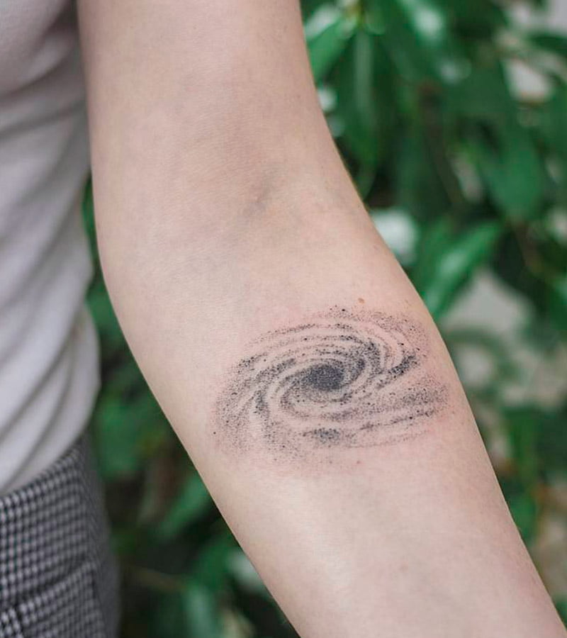 tatuajes minimalistas de galaxia 1
