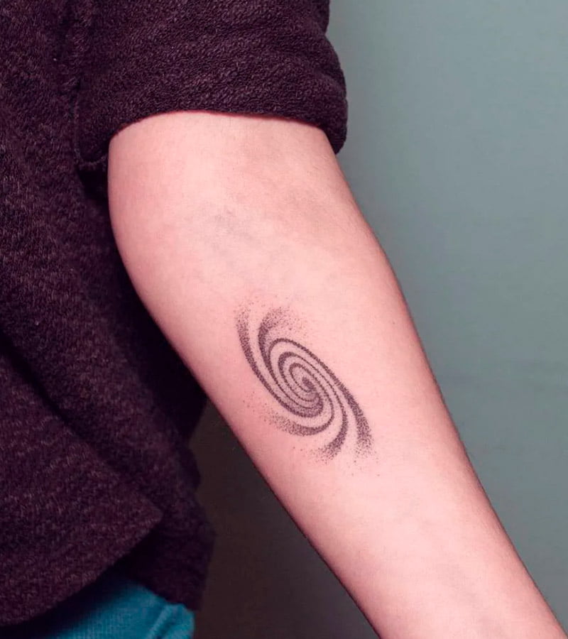 tatuajes minimalistas de galaxia 2
