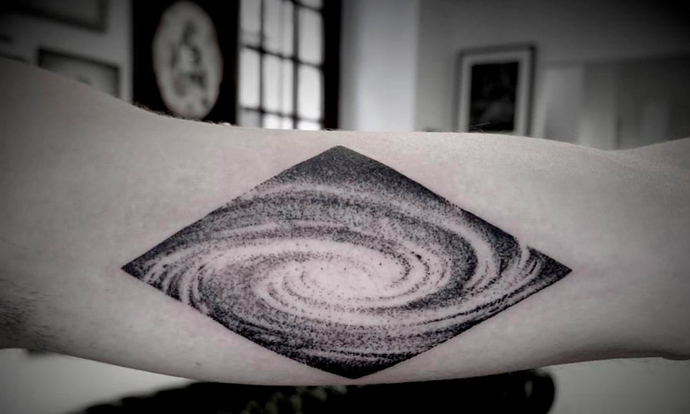 tatuajes minimalistas de galaxia 5