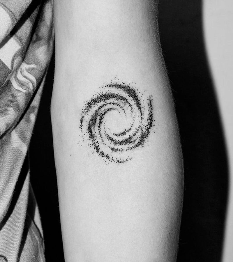 tatuajes minimalistas de galaxia 6