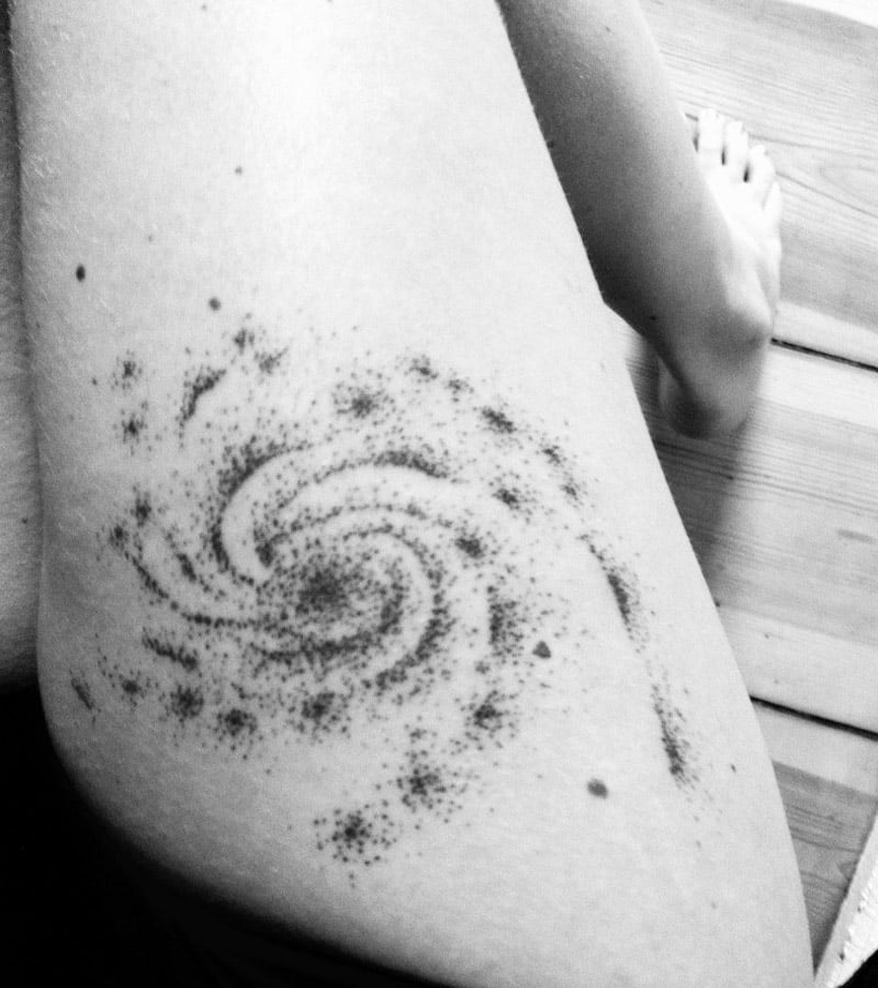 tatuajes minimalistas de galaxia 7