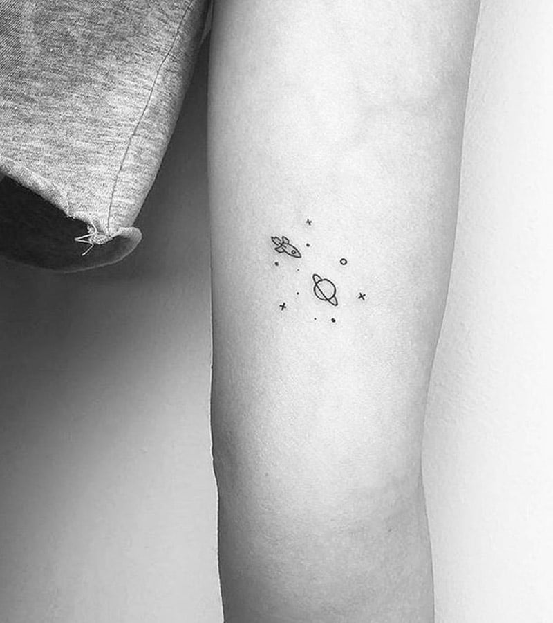 tatuajes minimalistas de galaxia 9