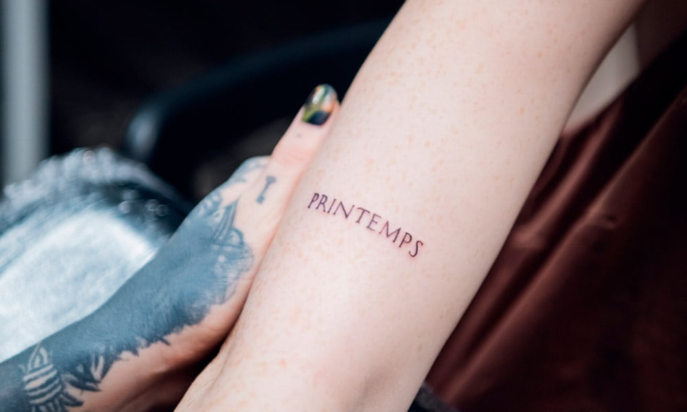 tatuajes minimalistas de letras 7
