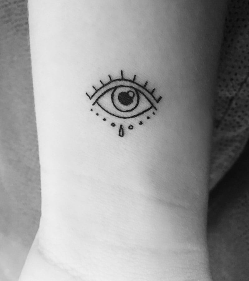 tatuajes minimalistas de ojos 5