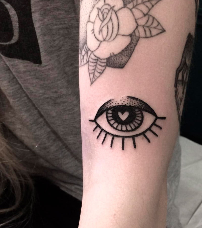 tatuajes minimalistas de ojos 7