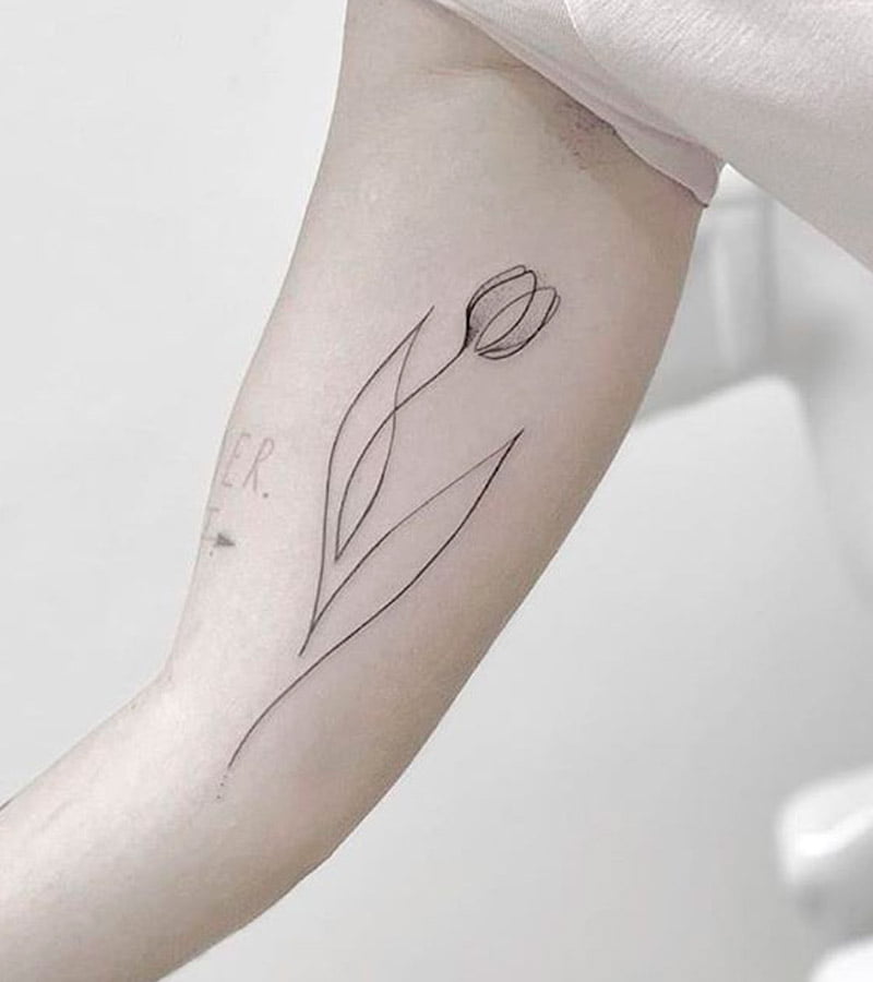 tatuajes minimalistas de tulipanes 5