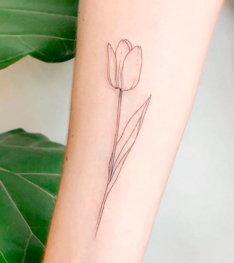 tatuajes minimalistas de tulipanes 6