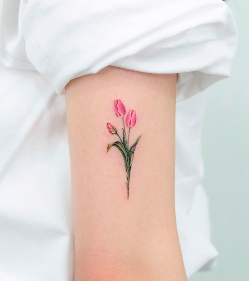 tatuajes minimalistas de tulipanes 7