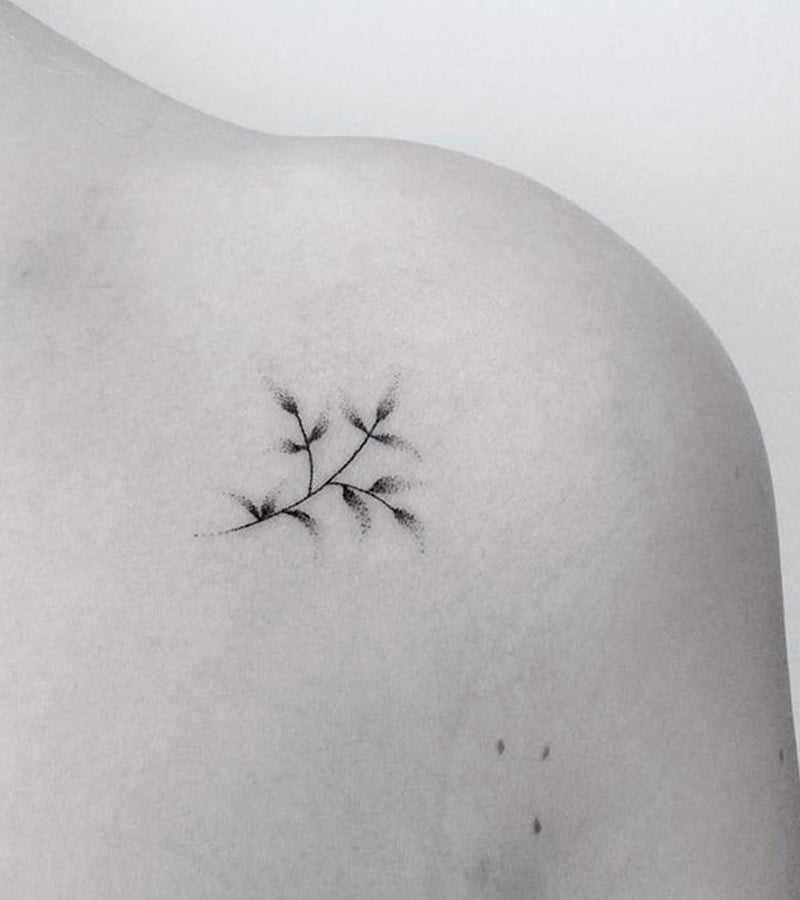 tatuajes minimalistas en el hombro 3