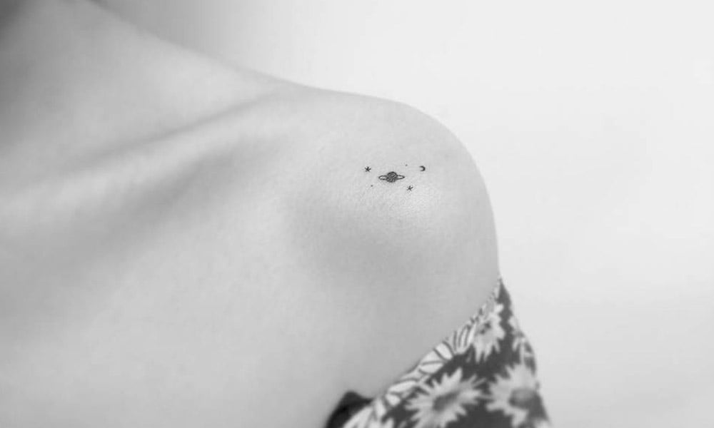 tatuajes minimalistas en el hombro 4