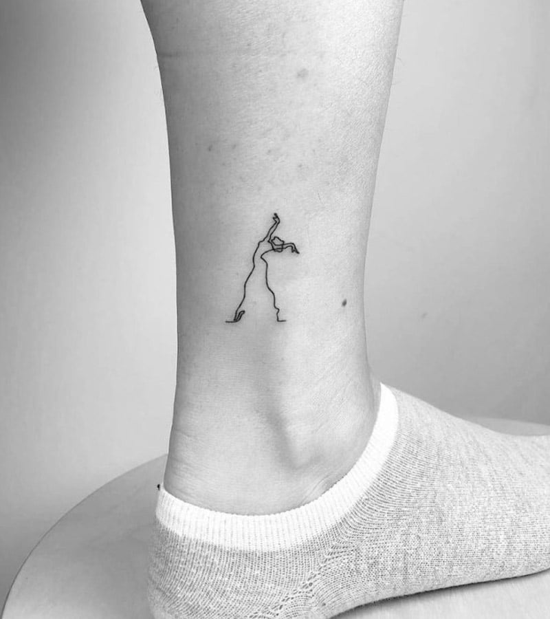 tatuajes minimalistas en el tobillo 6