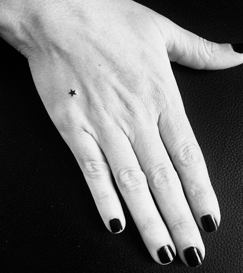 tatuajes minimalistas en la mano y dedos 2
