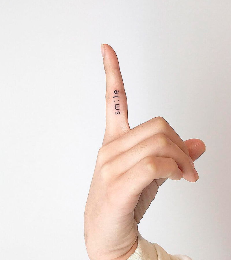 tatuajes minimalistas en la mano y dedos 3