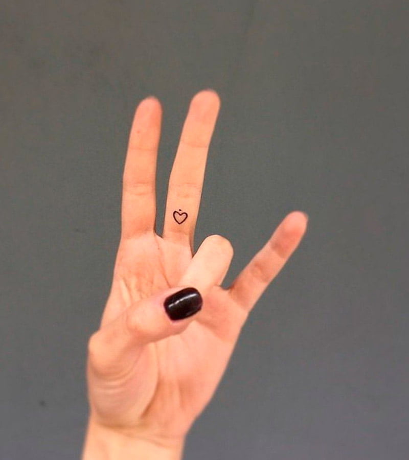 tatuajes minimalistas en la mano y dedos 4