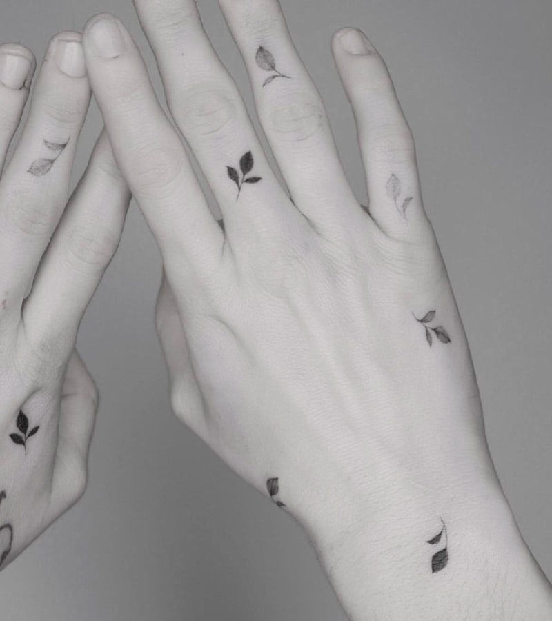 tatuajes minimalistas en la mano y dedos 5