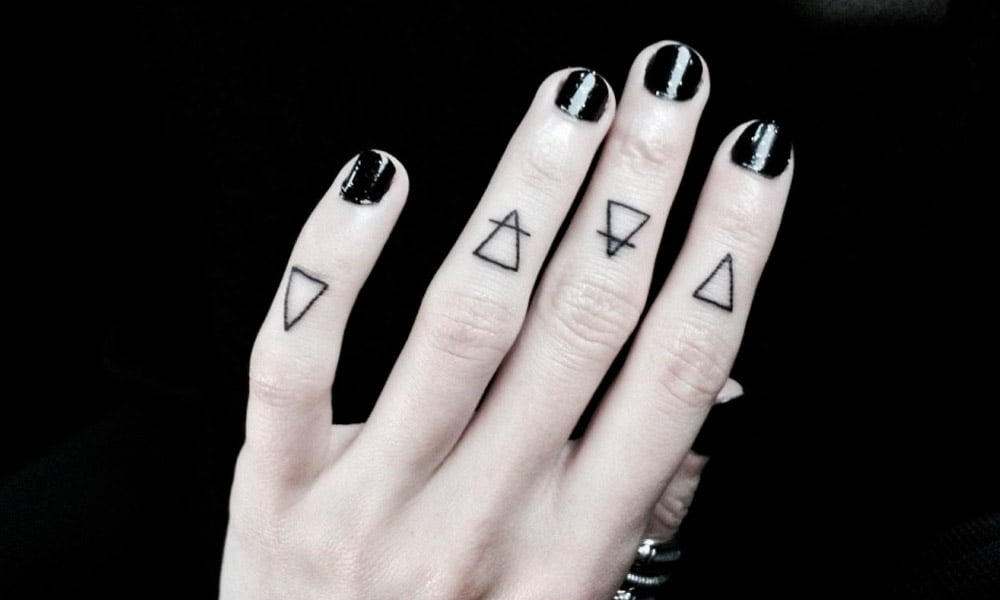 tatuajes minimalistas en la mano y dedos 6