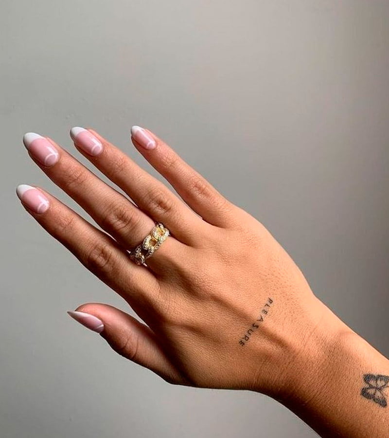 tatuajes minimalistas en la mano y dedos
