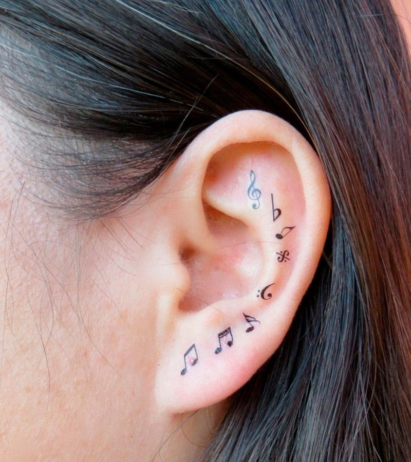 tatuajes minimalistas en la oreja 1