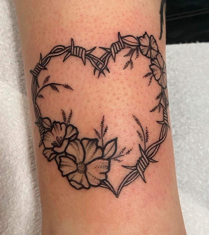 tatuajes de alambre de puas con corazon 1