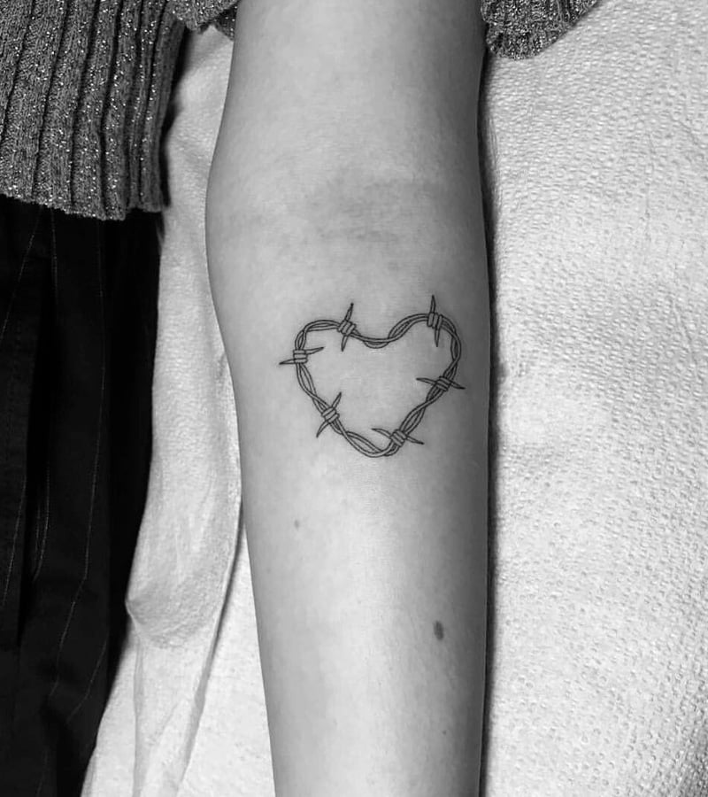 tatuajes de alambre de puas con corazon 10