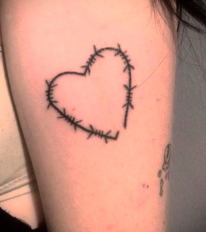 tatuajes de alambre de puas con corazon 12