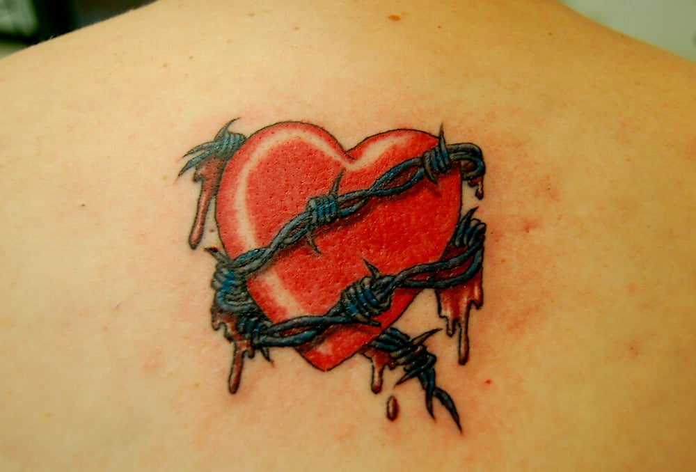 tatuajes de alambre de puas con corazon 5