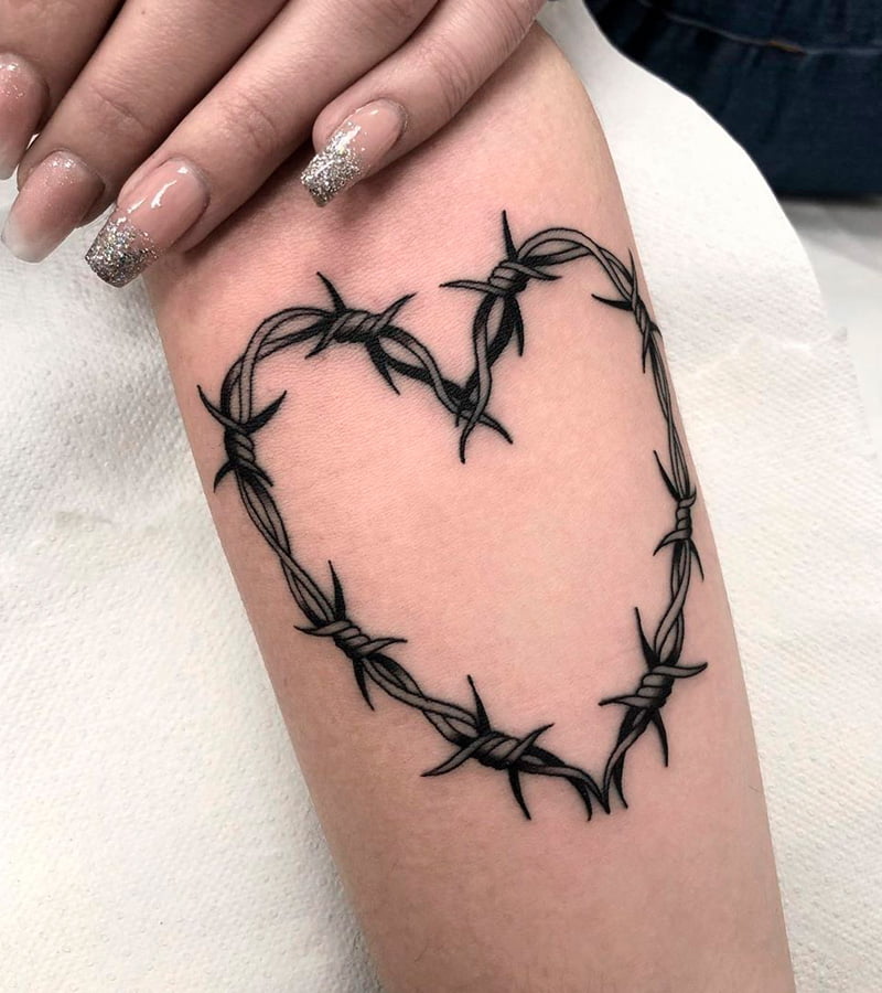 tatuajes de alambre de puas con corazon 6