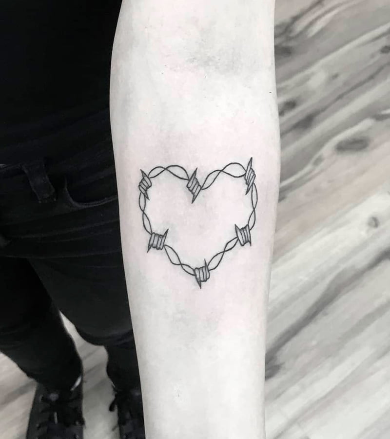 tatuajes de alambre de puas con corazon 7