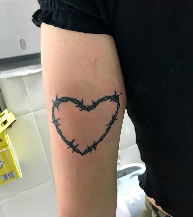 tatuajes de alambre de puas con corazon 8