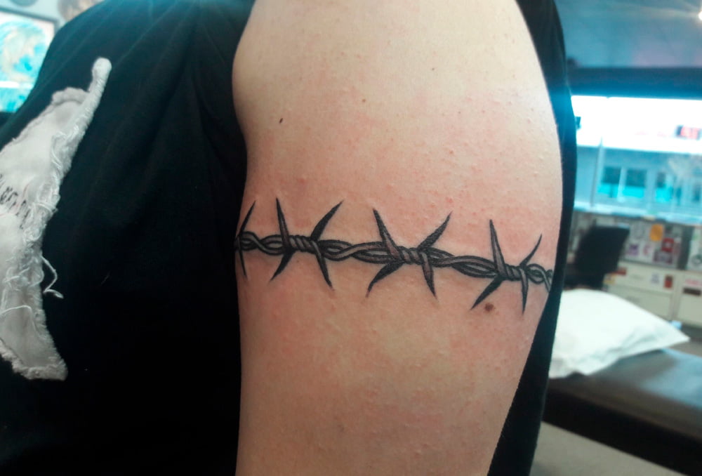 tatuajes de alambre de puas en el brazo 6