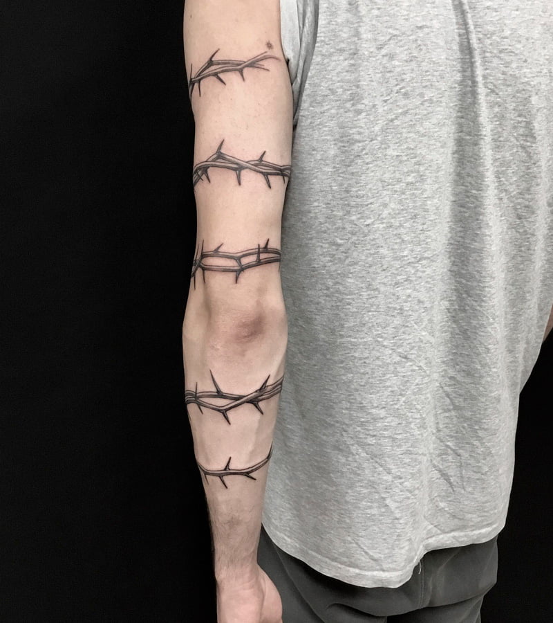 tatuajes de alambre de puas para hombres 10