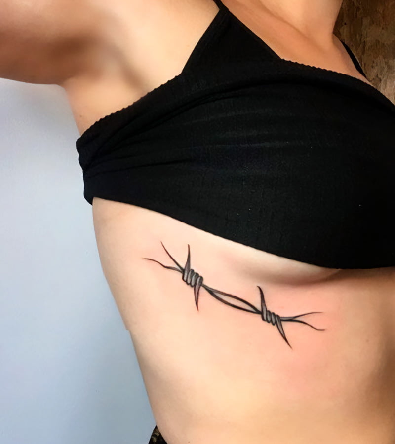 tatuajes de alambre de puas para mujeres 12