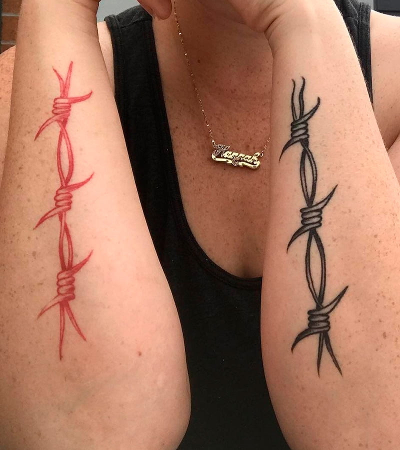 tatuajes de alambre de puas para mujeres 13