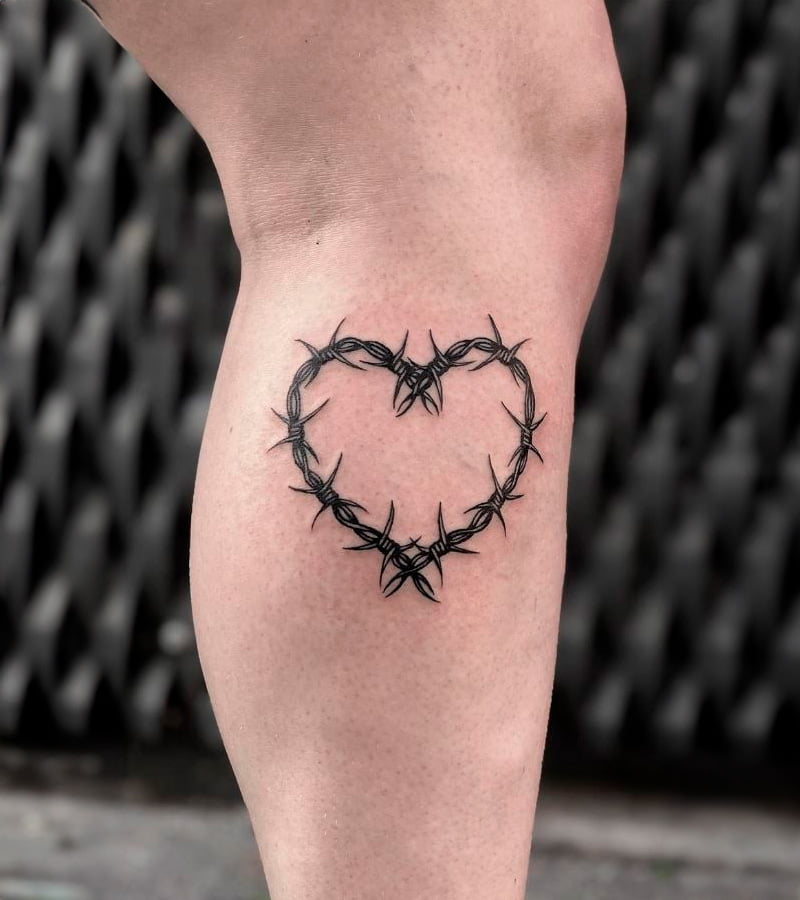 tatuajes de alambre de puas para mujeres 15