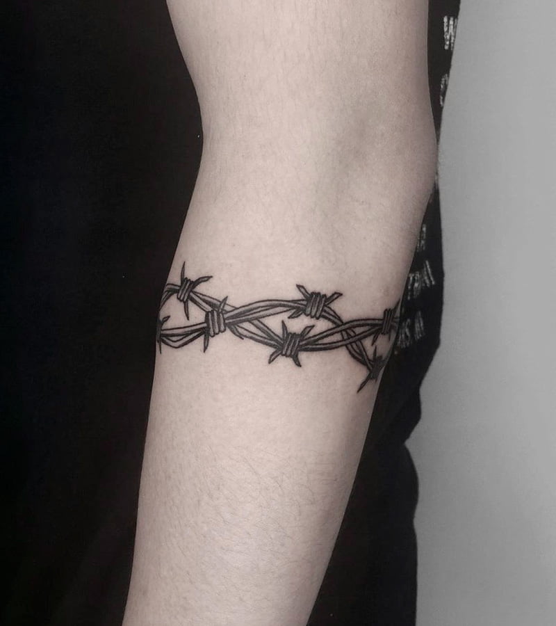 tatuajes de alambre de puas para mujeres 19