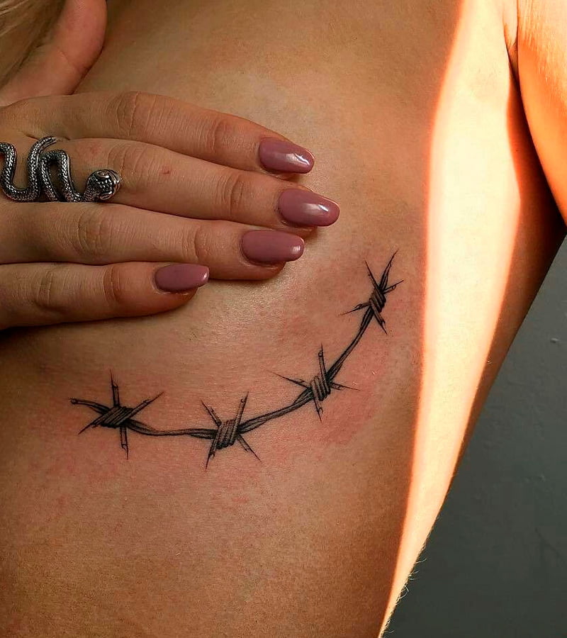 tatuajes de alambre de puas para mujeres 8