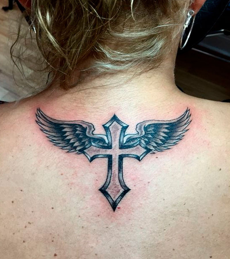 tatuajes de alas con cruz 6