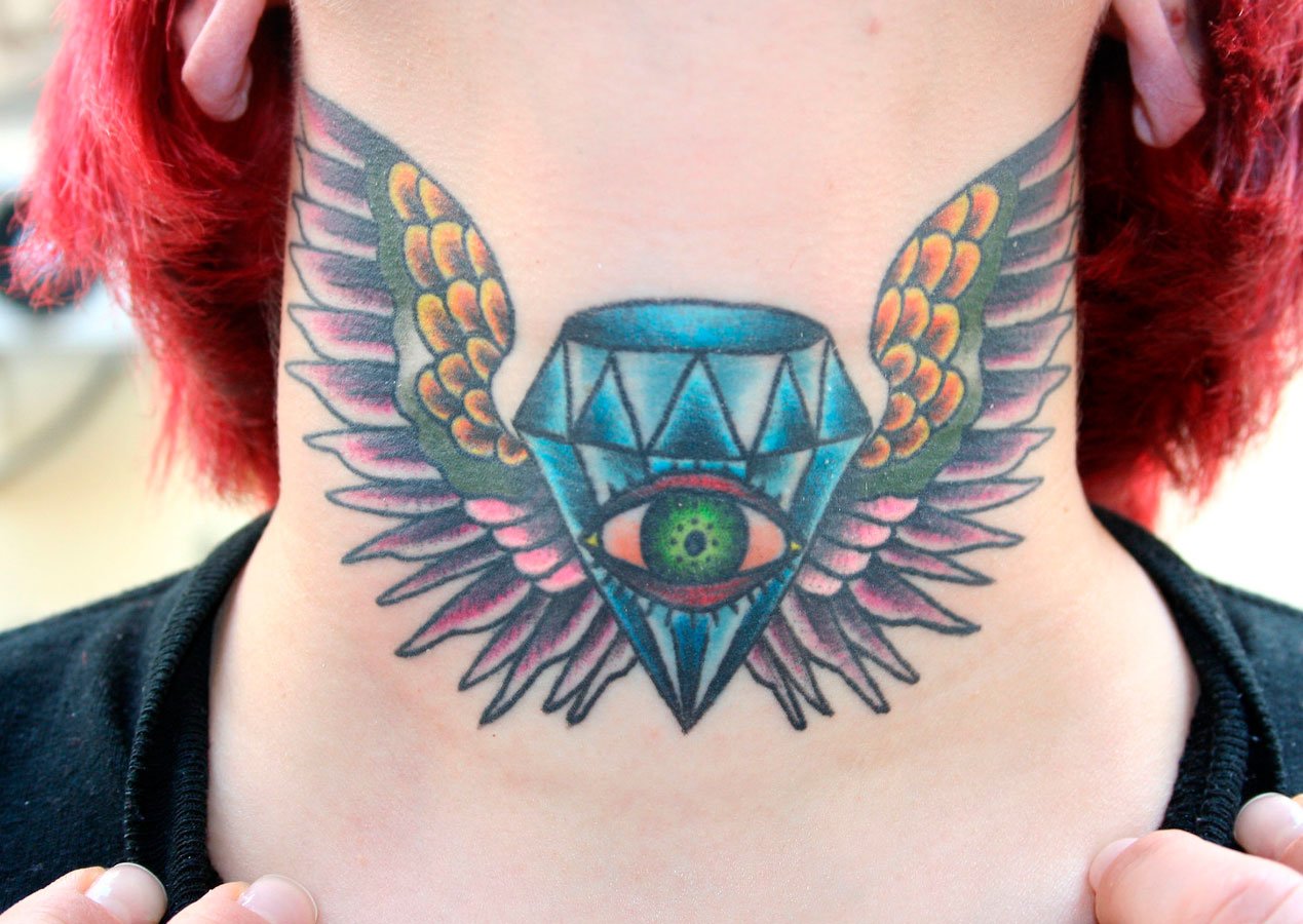 tatuajes de alas en el cuello 6