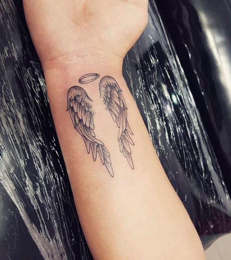 tatuajes de alas en la muneca 3