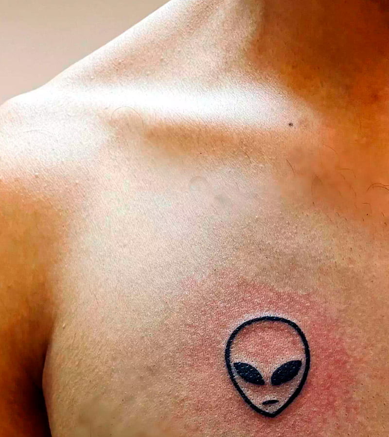 tatuajes de aliens en el pecho 2