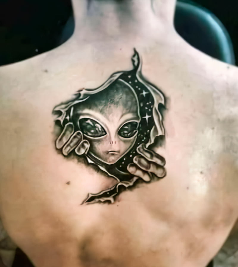 tatuajes de aliens en la espalda 3