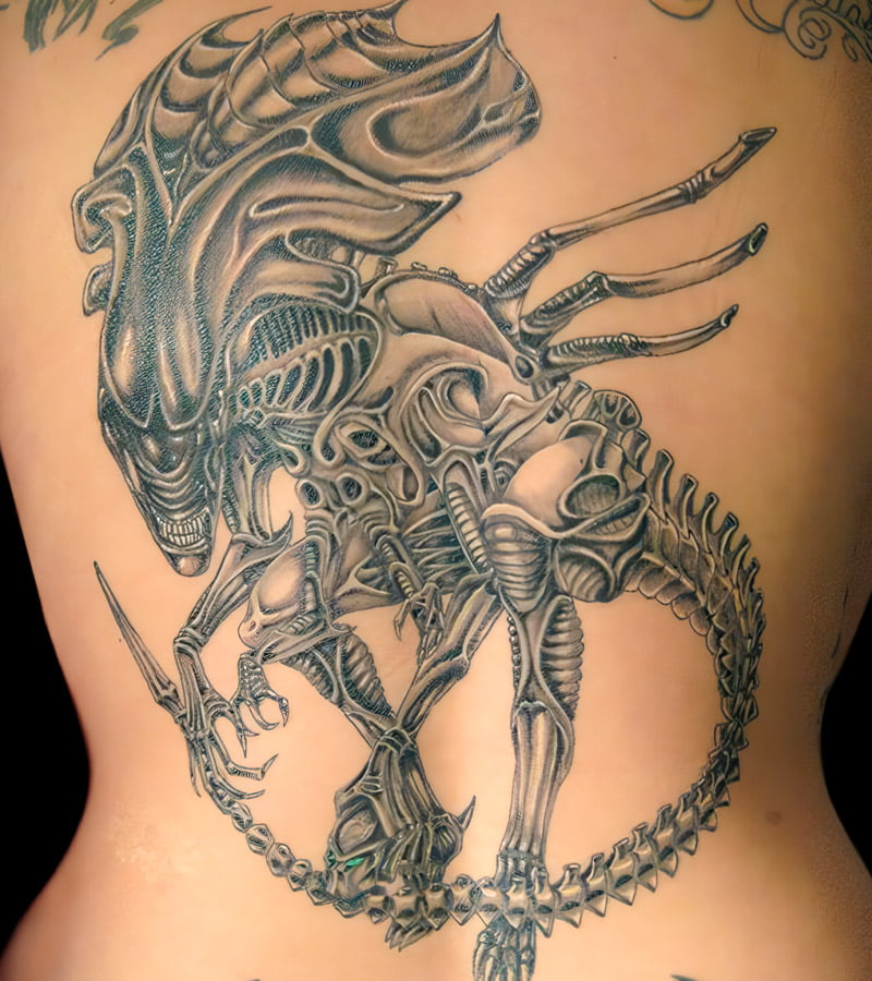 tatuajes de aliens en la espalda 4