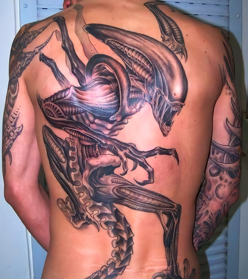 tatuajes de aliens en la espalda 5