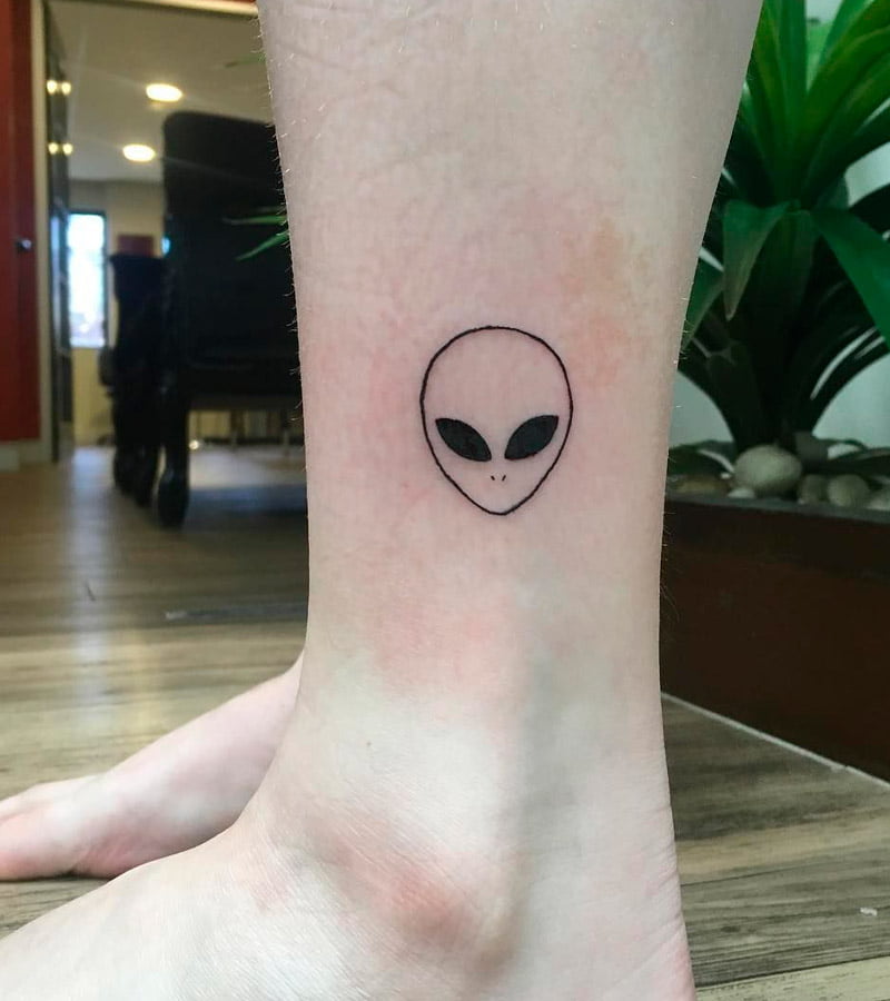 tatuajes de aliens en la pierna 4