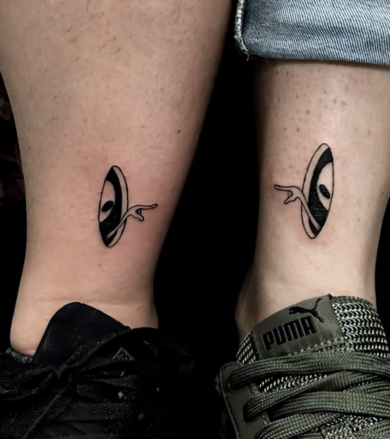tatuajes de aliens y marcianos para parejas 10