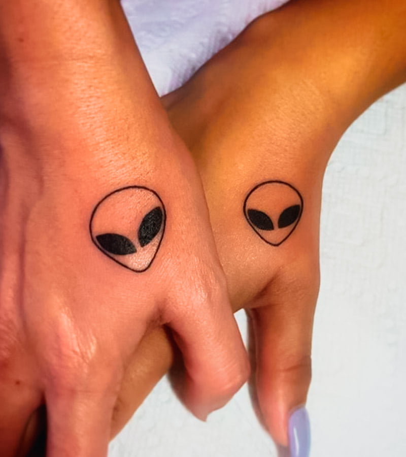 tatuajes de aliens y marcianos para parejas 14